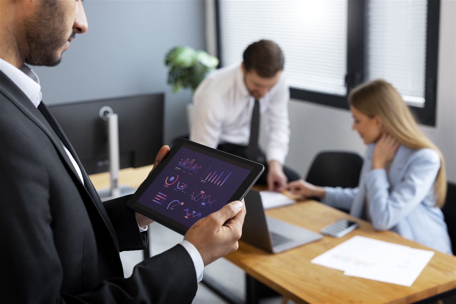 Profesional analizando gráficas de resultados de campañas de marketing digital